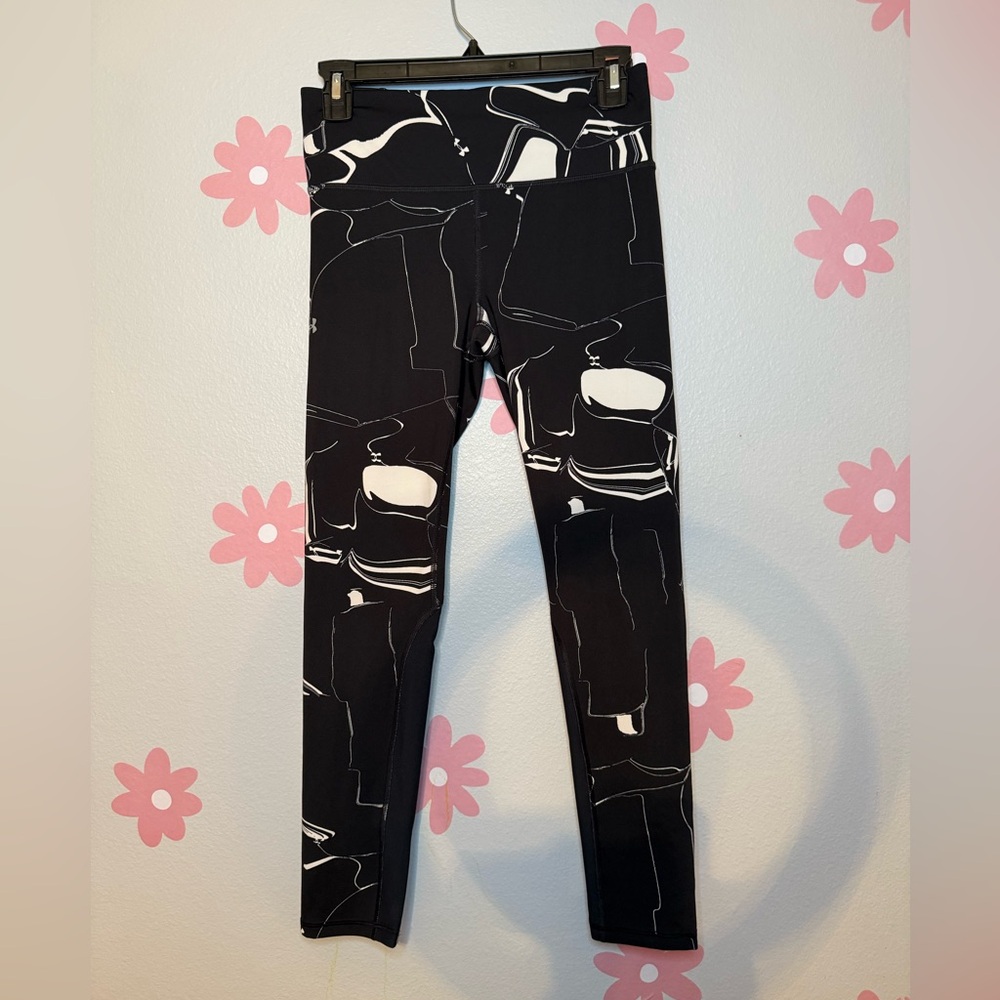 Under Armour Women's Black and White Capris